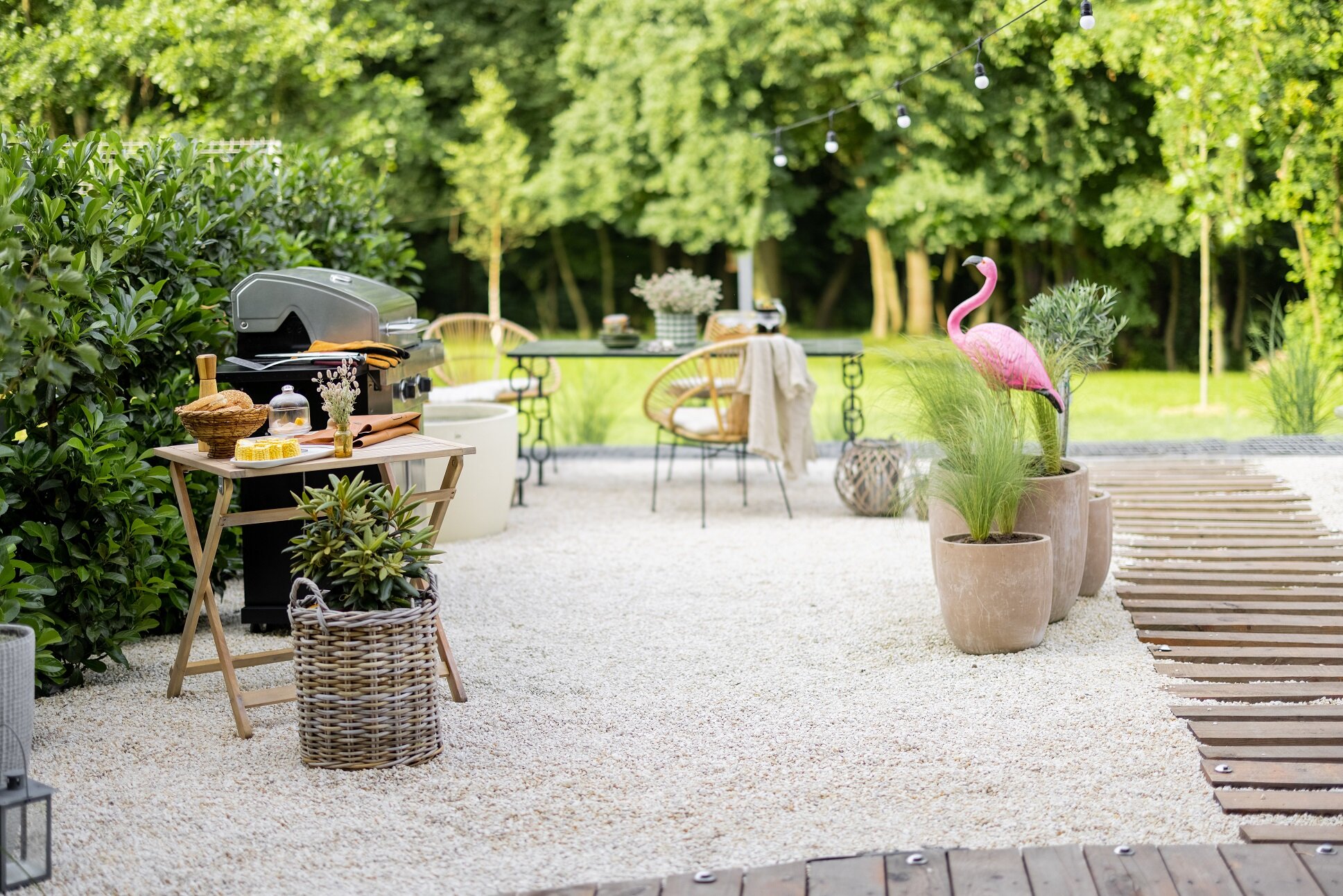 Heller Biergarten mit Holztischen und Sonnenschirmen | © stock.adobe.com