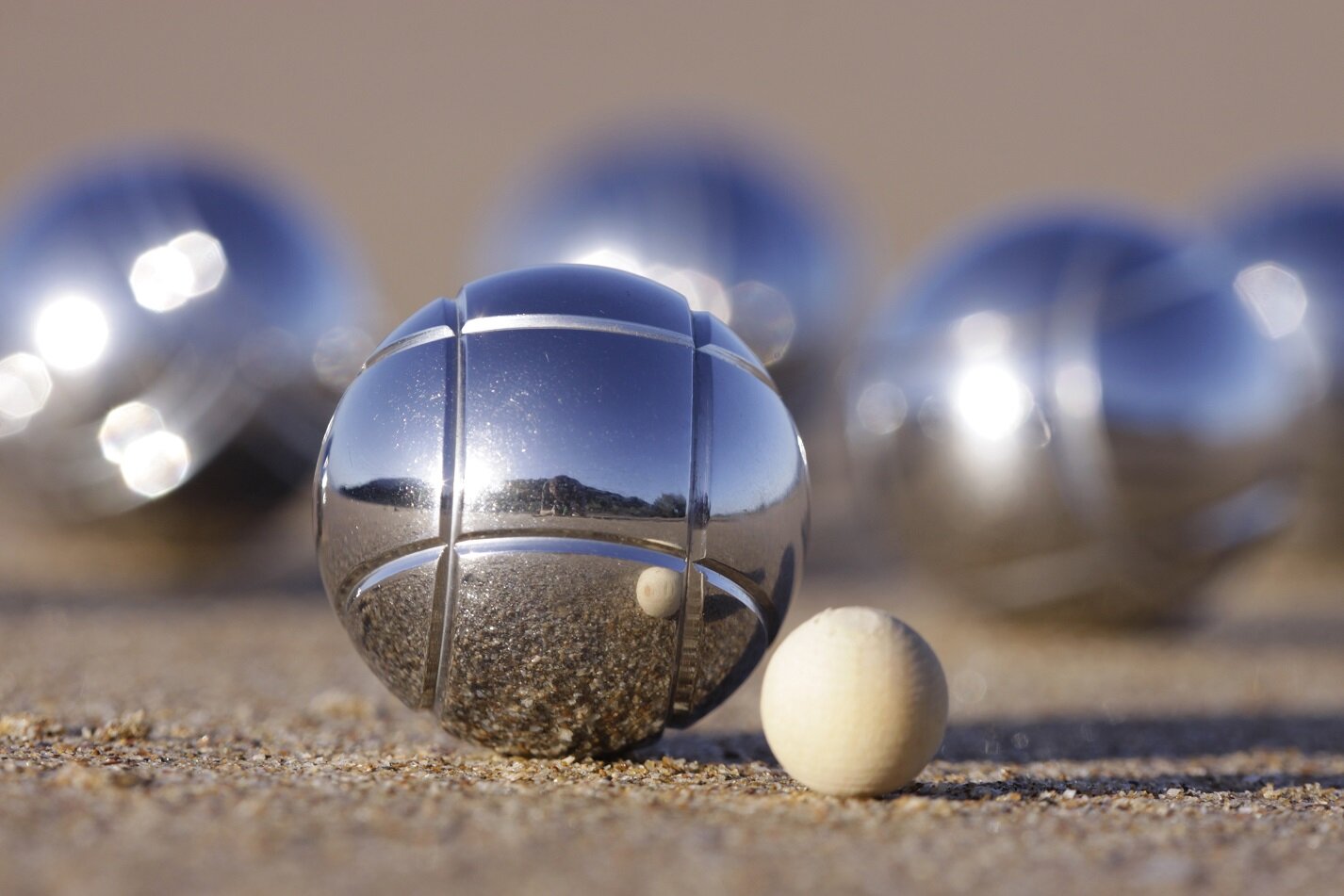 Wettkampfvorbereitung mit Boccia-Ausrüstung | © stock.adobe.com Nahaufnahme glänzender Bocciakugeln auf Kies | © stock.adobe.com