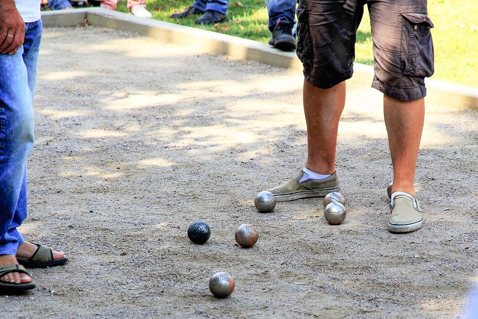 Freizeitspaß auf der Bocciabahn unter freiem Himmel | © stock.adobe.com Bocciaspiel im Freien mit mehreren Spielern | © stock.adobe.com