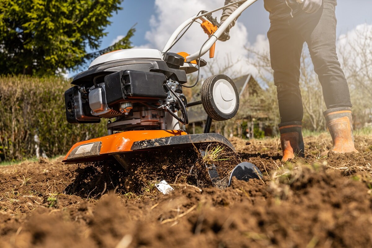 Bodenfräse arbeitet in trockenem Gartenboden | © stock.adobe.com