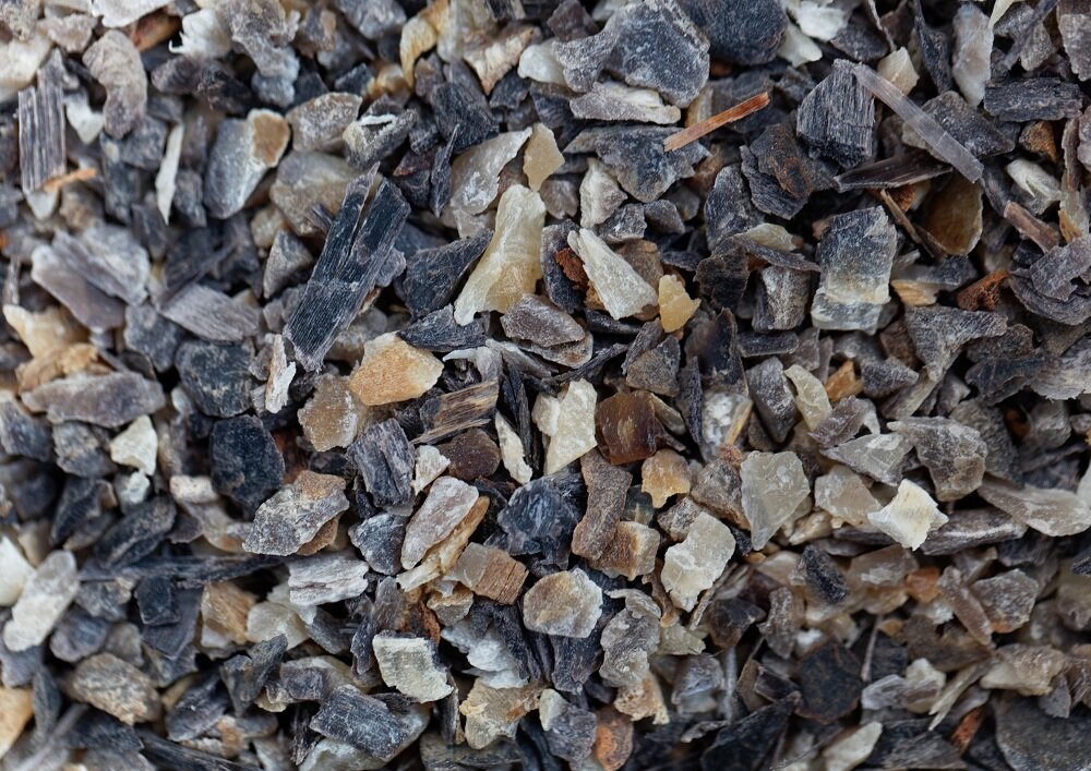 Bodenverbesserung durch natürliche Stickstoffquelle | © stock.adobe.com Große Mengen Hornspäne auf einem Beet verteilt | © stock.adobe.com