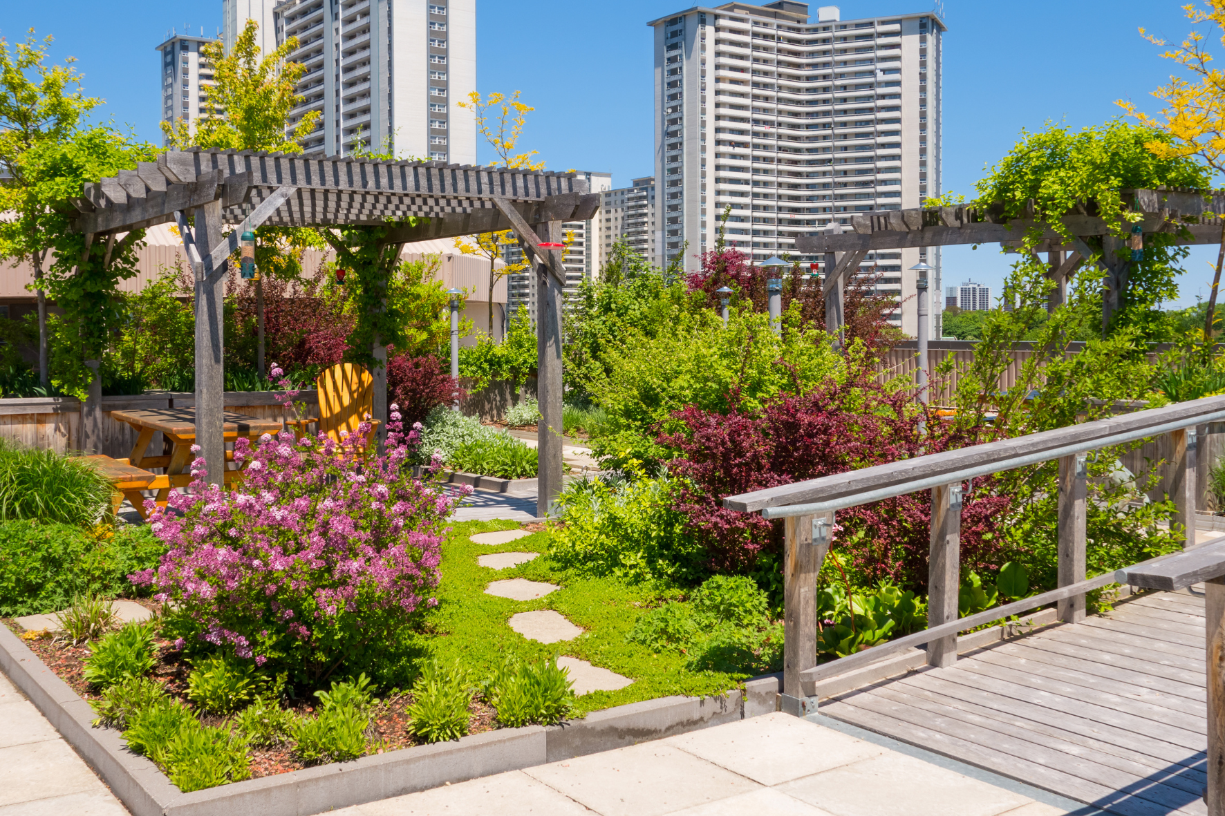 Urban Gardening auf dem Dach mit stilvoller Gestaltung | © stock.adobe.com Dachgarten mit Pergola, Pflanzen und Sitzmöglichkeiten | © stock.adobe.com