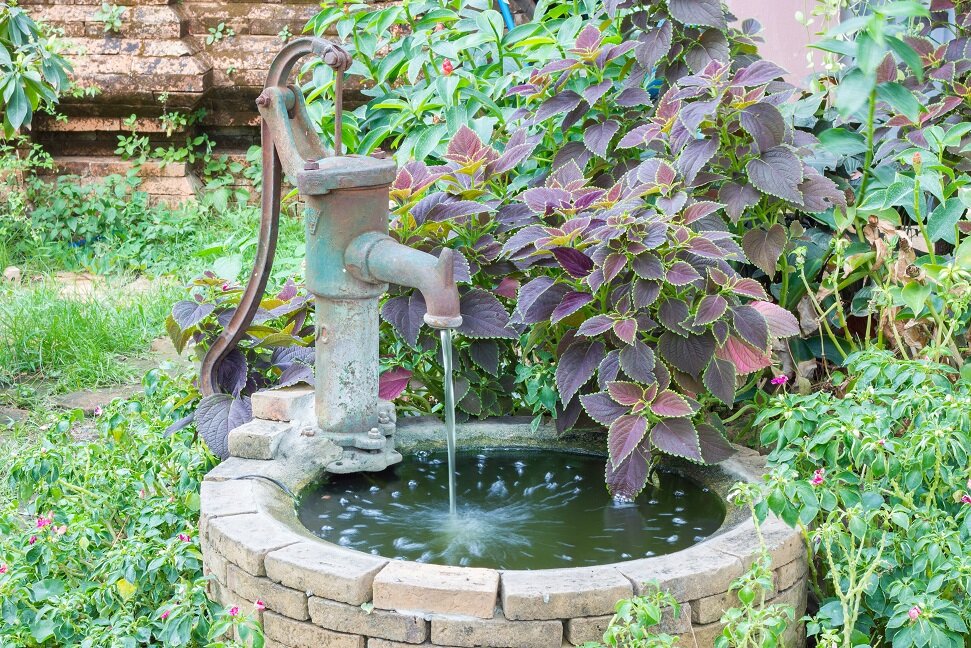 Asiatisch inspirierter Zierbrunnen im Grünen | © stock.adobe.com Japanischer Garten mit Zierbrunnen und Pflanzen | © stock.adobe.com