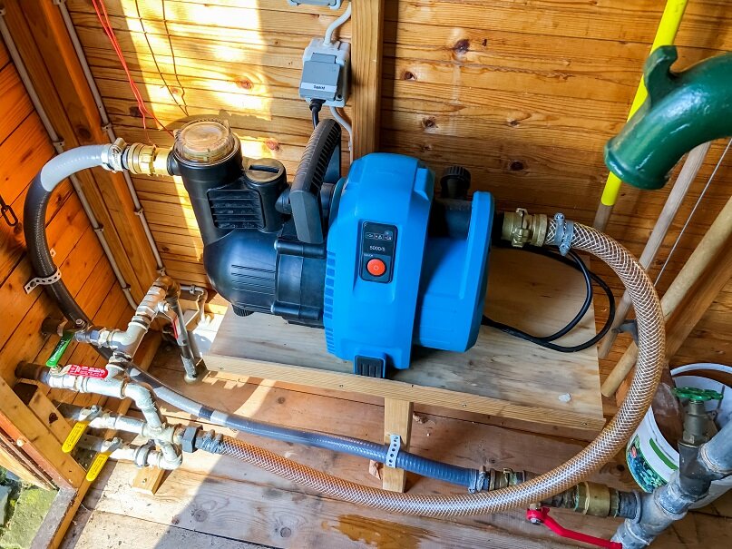 Gartenbrunnen mit integrierter Wassertechnik | © stock.adobe.com Technikschacht mit Pumpe und Schlauchsystem | © stock.adobe.com