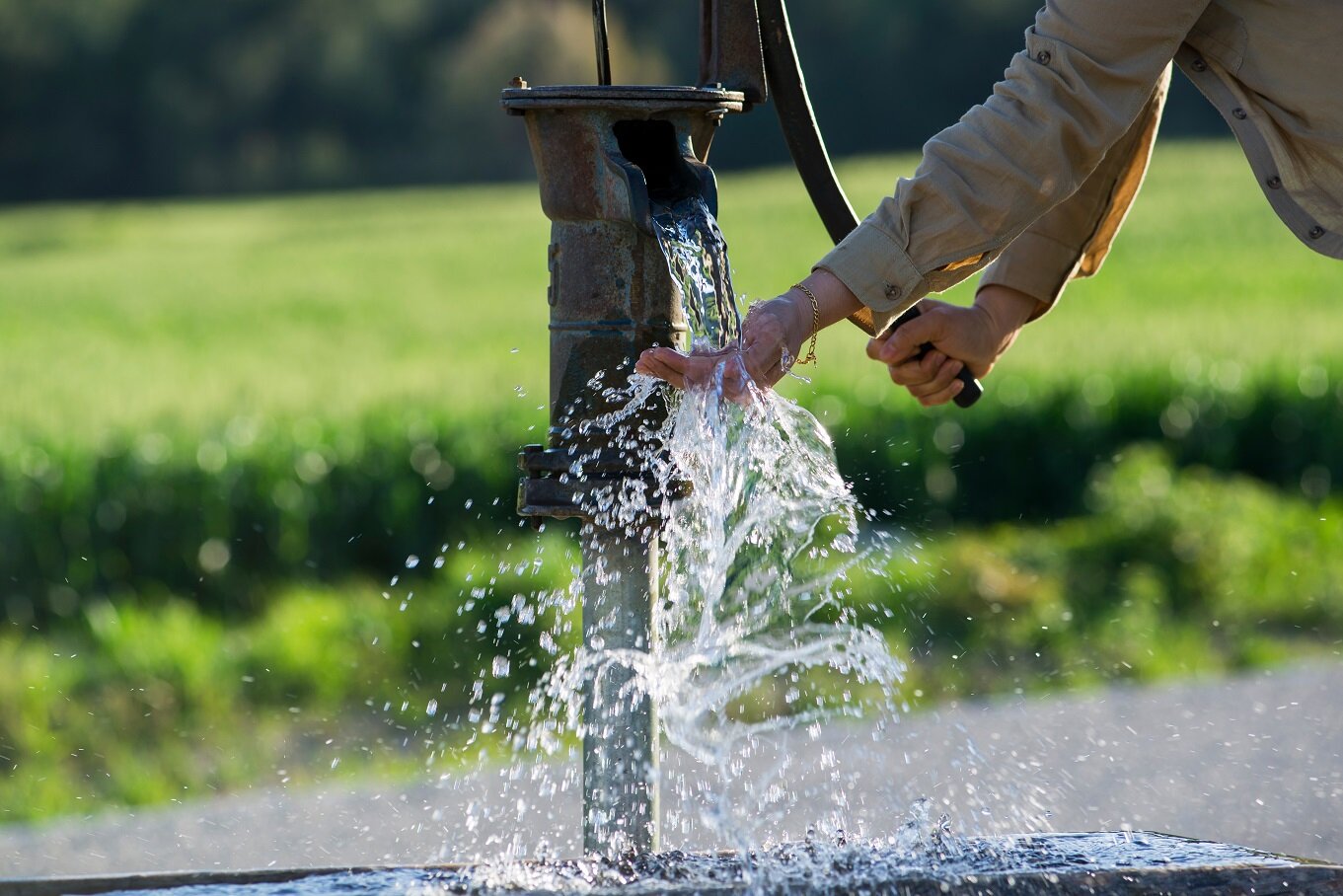 Moderner Gartenbrunnen mit klarer Wasserquelle | © stock.adobe.com Sprudelnder Wasserstrahl aus kleinem Natursteinbecken | © stock.adobe.com