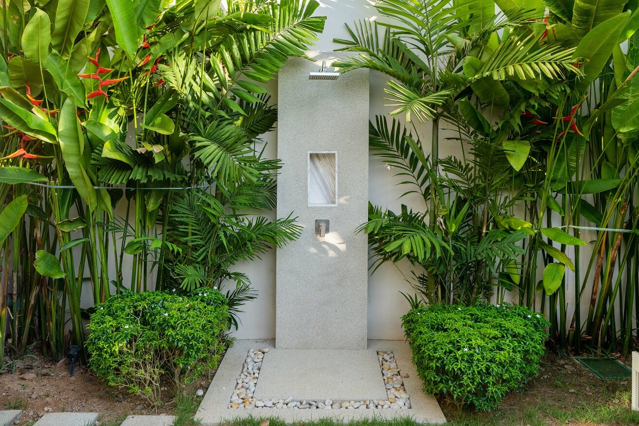 Moderne Gartendusche aus Edelstahl mit tropischem Hintergrund | © stock.adobe.com