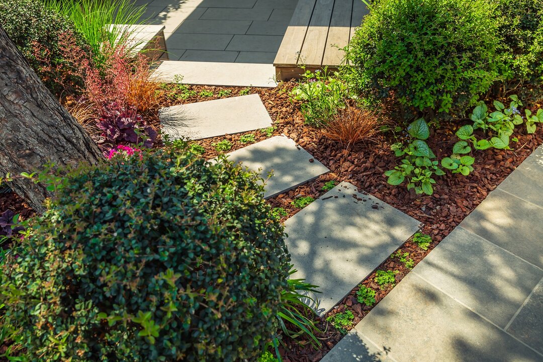 Rund angelegter Gartenweg mit Zierkies und Pflastersteinen | © stock.adobe.com