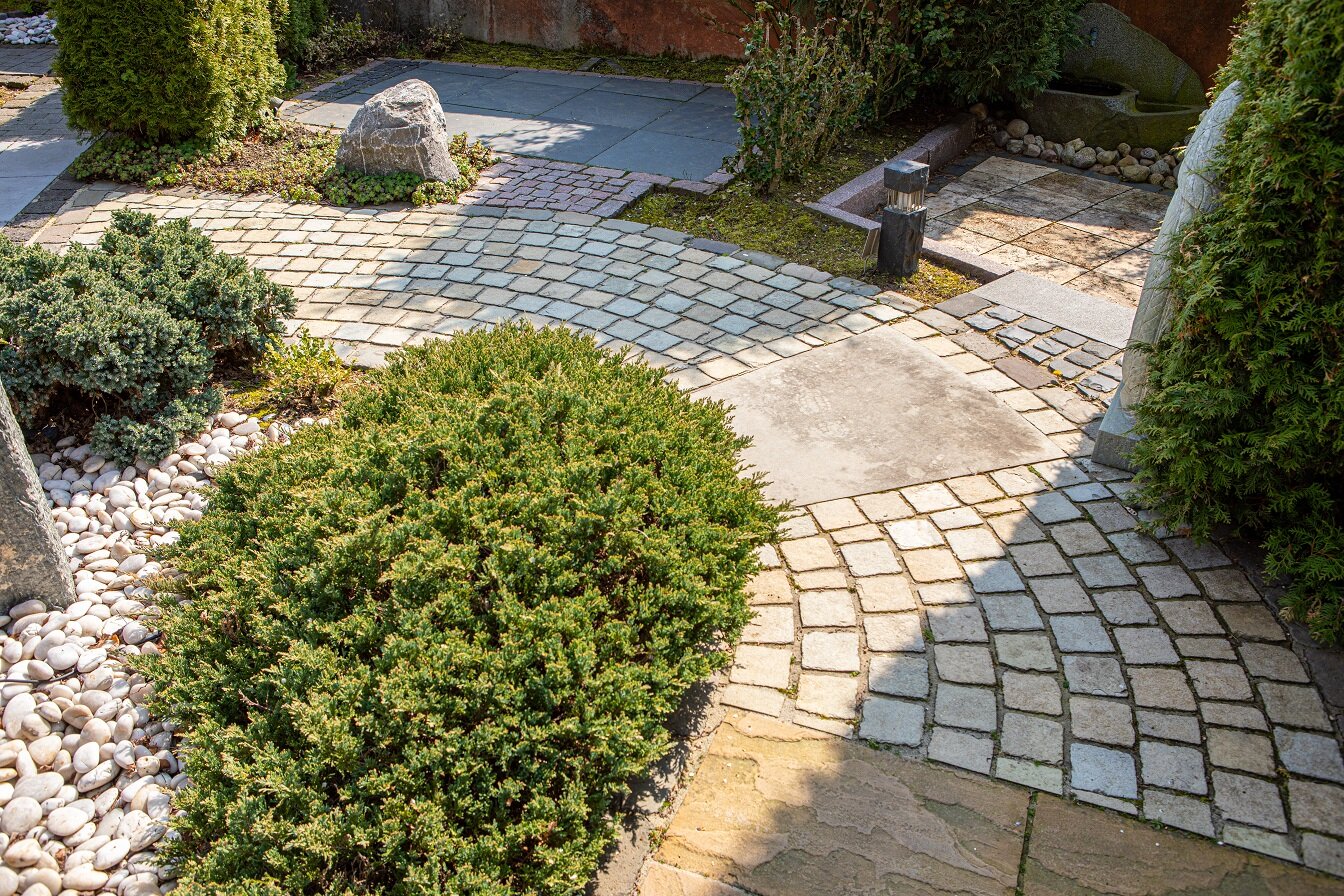 Kreative Wegegestaltung mit Natursteinen | © stock.adobe.com Verspielter Gartenweg aus Polygonalplatten und Zierkies | © stock.adobe.com