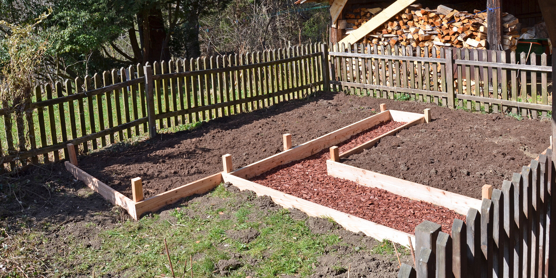 Beeteinfassung mit Holzumrandung und dekorativem Rindenmulch | © stock.adobe.com