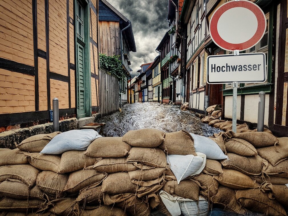 Straße mit Sandsäcken als Schutz vor Hochwasser | © stock.adobe.com