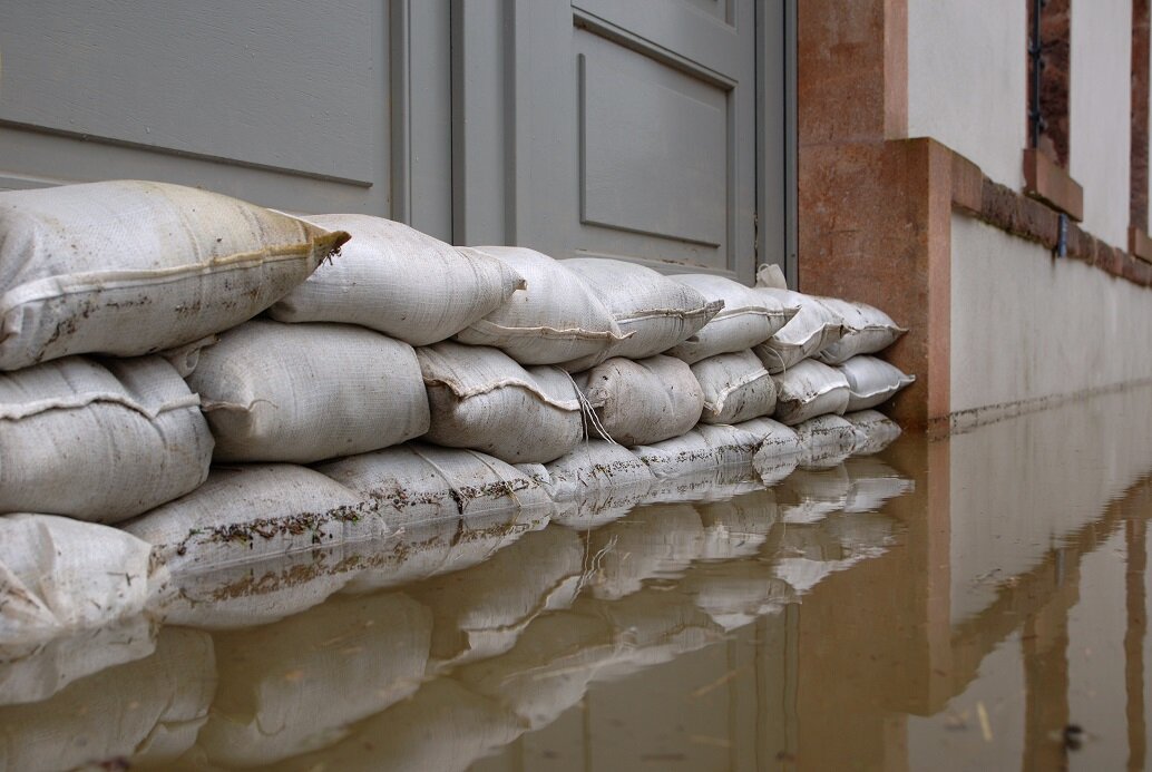 Hauswand mit gestapelten Sandsäcken zum Schutz | © stock.adobe.com