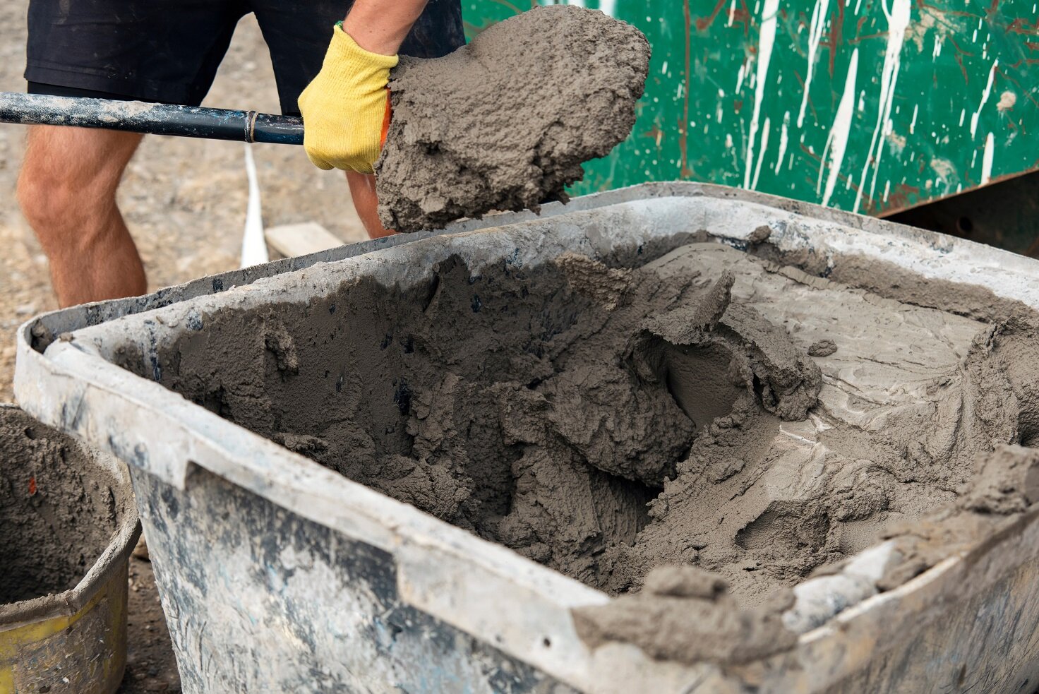 Baustellenmischung für Untergründe und Einfassungen | © stock.adobe.com Feuchter Magerbeton in Mörtelkübel mit Kelle | © stock.adobe.com