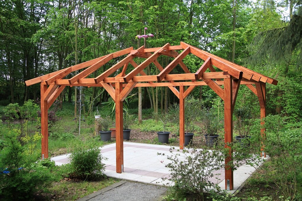 Offener Pavillon aus Holz mit Sichtdach im Grünen | © stock.adobe.com