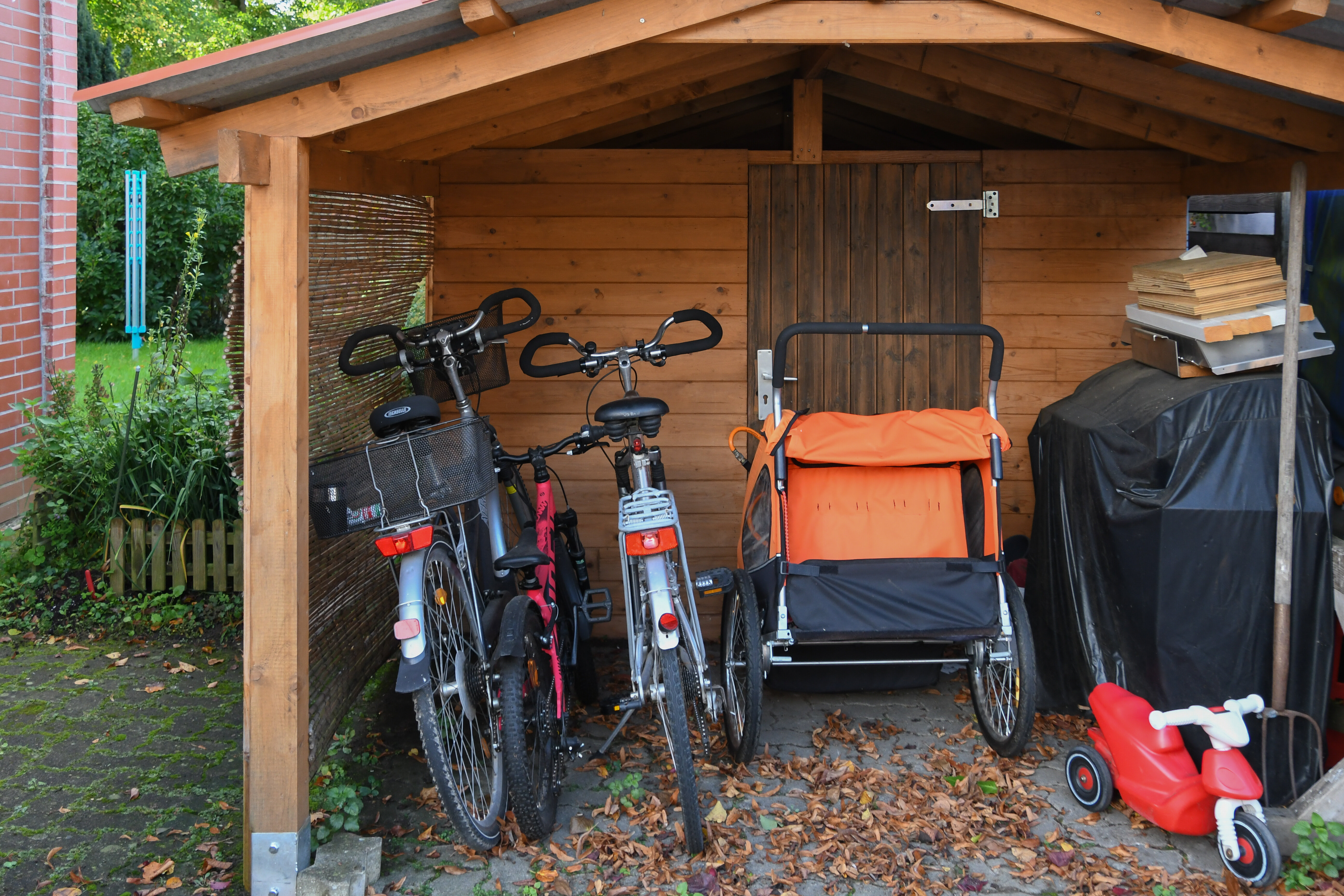 Praktischer Unterstand für Gartenmöbel, Geräte oder Fahrzeuge | © stock.adobe.com Überdachte Multifunktionsfläche mit Fahrrädern und Gartengeräten | © stock.adobe.com