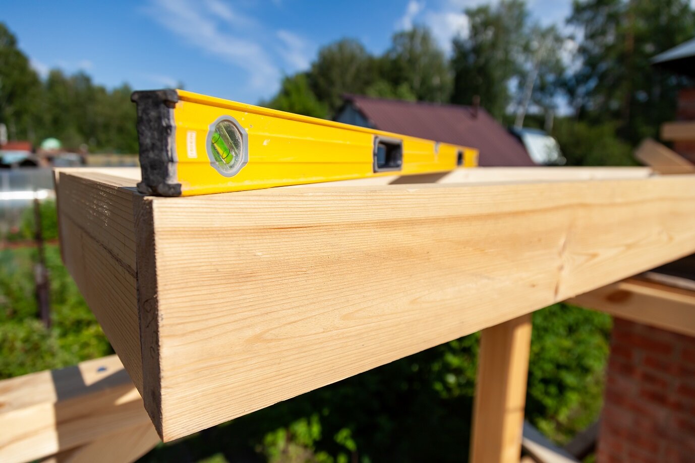 Selbstbau einer tragenden Holzkonstruktion für Gartenprojekte | © stock.adobe.com Balkenkonstruktion aus Holz mit gelagertem Werkzeug | © stock.adobe.com