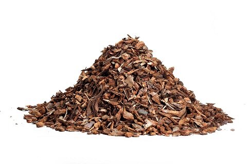 Feine Mulchstruktur für gezielte Flächenabdeckung | © www.outbay.de Hügel aus feinem Rindenmulch, sortiert bis 15 mm | © www.outbay.de