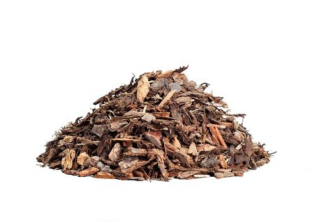 Grober Rindenmulch für robuste Gartenbereiche | © www.outbay.de Rindenmulchhaufen mit Stückgröße 15–40 mm | © www.outbay.de