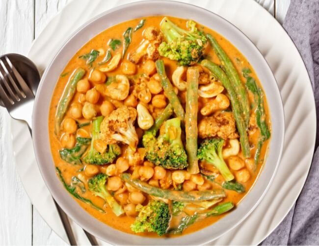 kokos_curry_mit_buschbohnen_und_kichererbsen_rezept | © adobe.stock.com