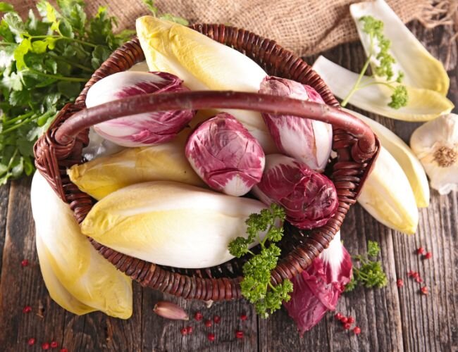 Frischer Chicorée in rot und weiß mit Brot angerichtet | © adobe.stock.com