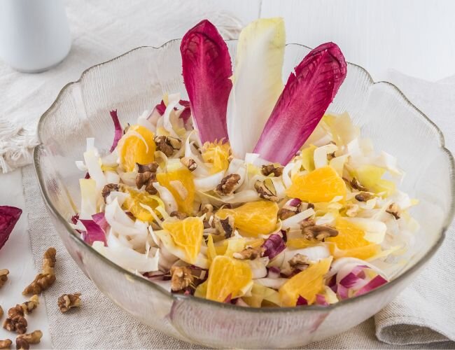 frischer_chicorée-salat_mit_orangen_und_walnüssen_rezept | © adobe.stock.com
