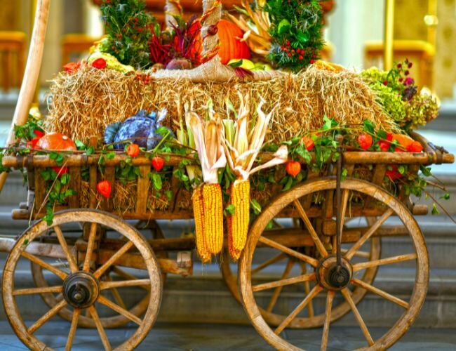 Herbstlicher Erntewagen mit Maiskolben und Kürbissen | © stock.adobe.com