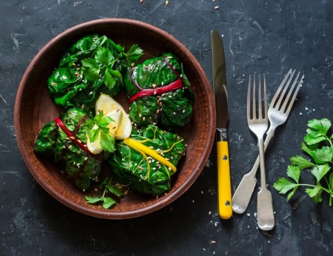 Mangoldgericht mit frischen Blättern in Holzschale serviert | © stock.adobe.com