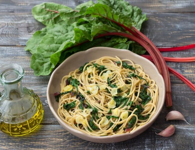 Nudeln mit Mangold-Sahnesoße und frischen Kräutern | © stock.adobe.com
