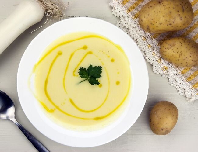 Porreesuppe mit Croutons und Öl serviert | © adobe.stock.com