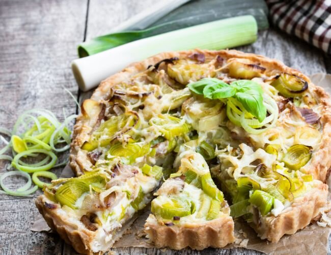 Lauchkuchen aus dem Ofen – warm oder kalt ein Genuss | © adobe.stock.com Herzhafte Quiche mit Lauch und Käse frisch gebacken | © adobe.stock.com
