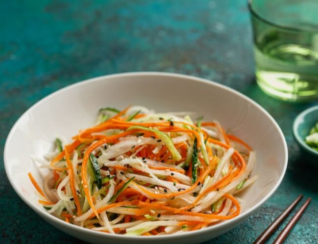 daikon_rettich_salat_mit_sesam | © stock.adobe.com daikon_rettich_salat_mit_sesam | © stock.adobe.com