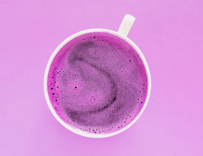 Vitaminreicher Saft aus frischem Rotkohl | © adobe.stock.com Leuchtend lila Rotkohlsaft in Glas vor pinkem Hintergrund | © adobe.stock.com