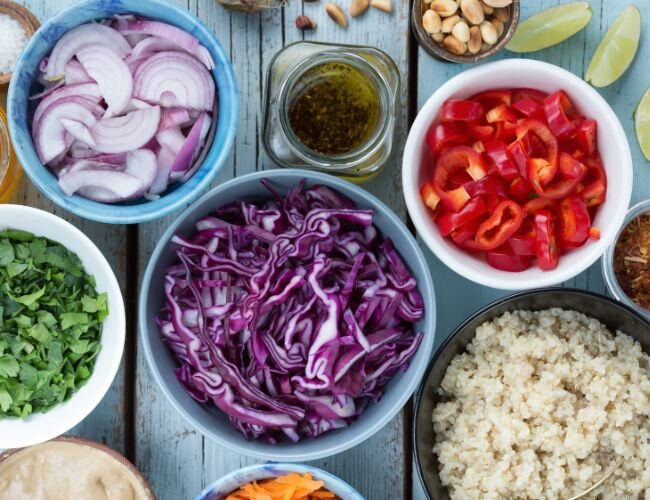 zutaten_fuer_einen_salat_mit_rotkraut_und_quinoa | © www.adobe.stock.com