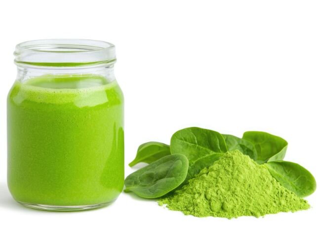 Gesundes Superfood mit vielen Vitaminen und Mineralstoffen | © stock.adobe.com Grüner Spinatsaft mit frischen Blättern auf weißem Hintergrund | © stock.adobe.com