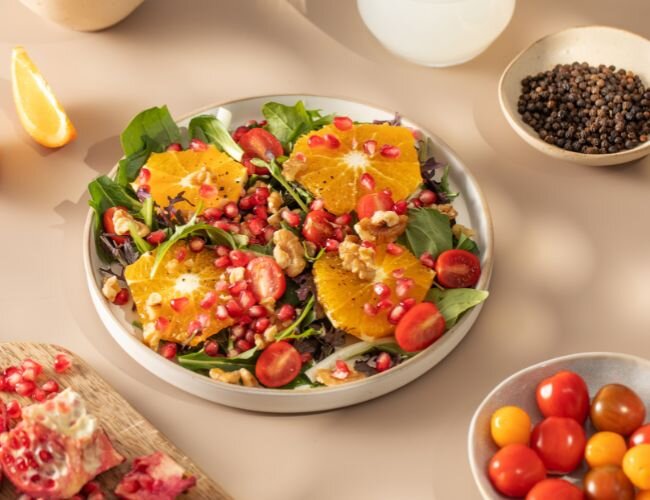 Cherry-Tomaten-Salat mit Orangen und Granatapfel | © stock.adobe.com Cherry-Tomaten-Salat mit Orangen und Granatapfel | © stock.adobe.com
