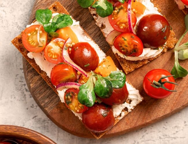 Cherry-Tomaten auf Brot zum Frühstück | © stock.adobe.com