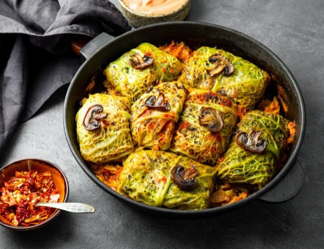 gefuellte_geduenstetet_wirsingpaeckchen_in_der_pfanne | © www.adobe.stock.com