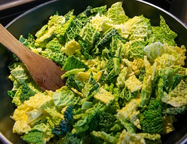 wirsing_geschnitten_im_topf | © www.adobe.stock.com