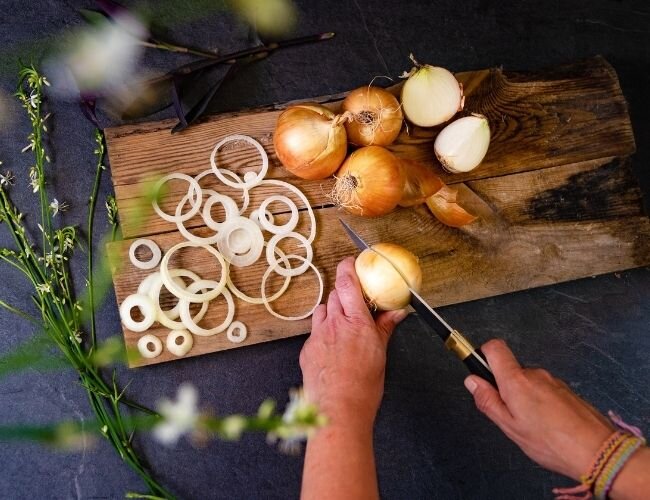 zwiebel_geschnitten_auf_brett | © www.adobe.stock.com