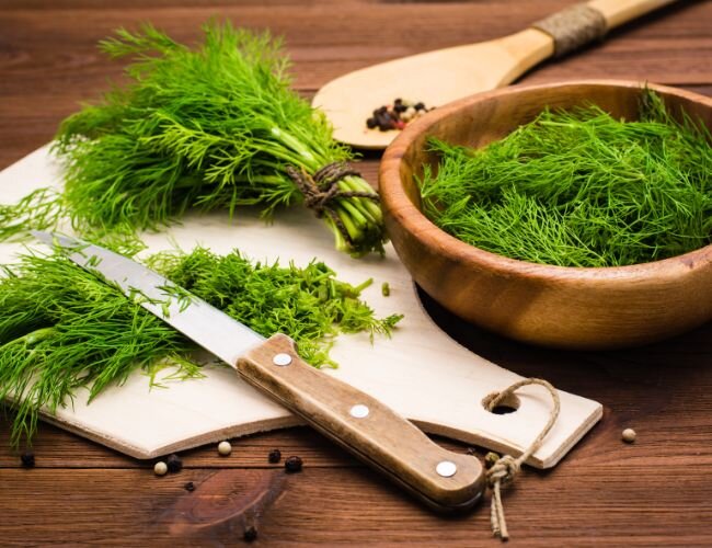 Fein geschnittenes Küchenkraut für Salate und Suppen | © stock.adobe.com Frischer Dill mit Kräuterschere auf Schneidebrett | © stock.adobe.com