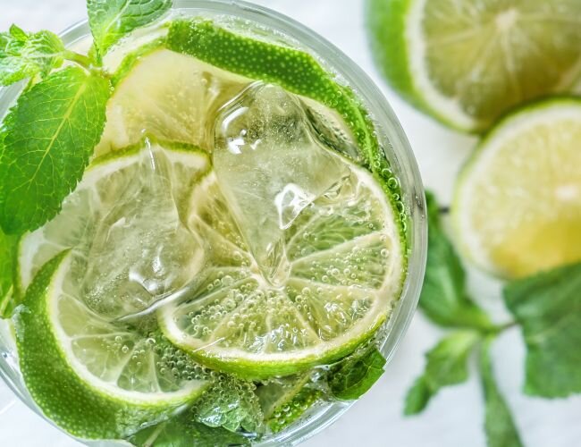 minz_basilikum_limonade | © adobe.stock.com minz_basilikum_limonade_rezept | © adobe.stock.com