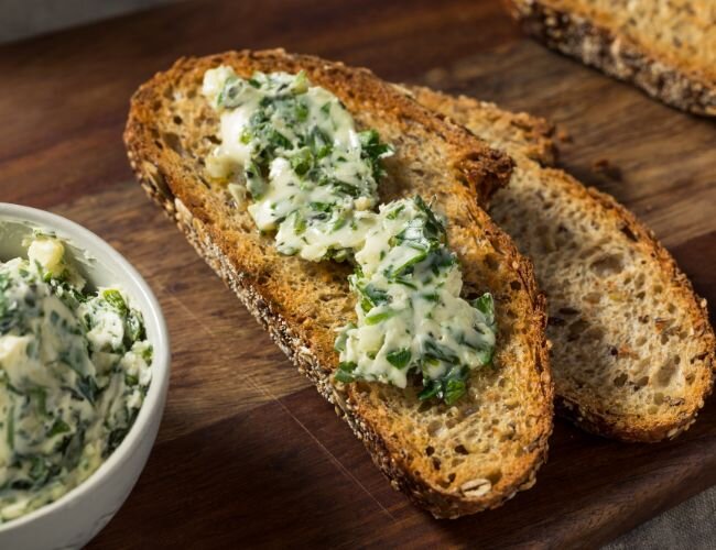 Gesunder Kräuteraufstrich mit frischer Petersilie | © stock.adobe.com Brot mit selbstgemachtem Petersilienaufstrich | © stock.adobe.com