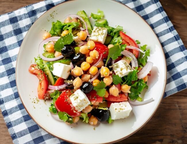 mediterraner_babyleaf_salat_mit_kichererbsen_rezept | © adobe.stock.com