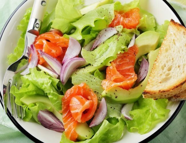 eichblattsalat_mit_lachs_und_avocado_rezept | © stock.adobe.com eichblattsalat_mit_lachs_und_avocado_rezept | © stock.adobe.com