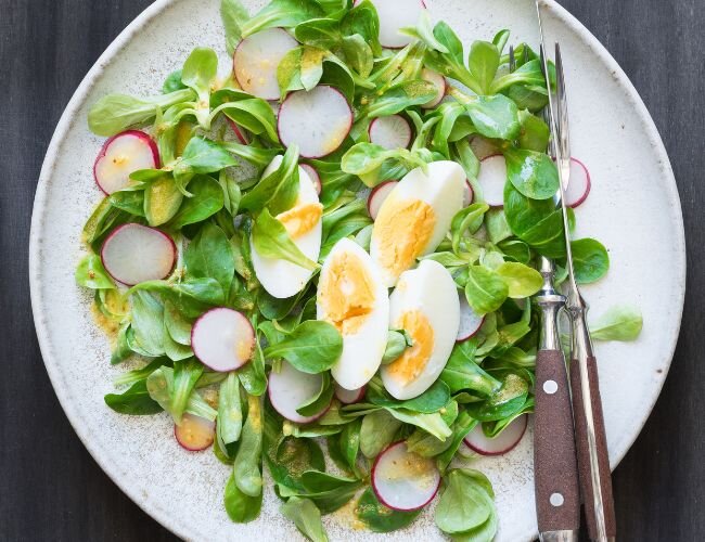 feldsalat_mit_hartgekochten_eiern_und_senfdressing | © www.adobe.stock.com