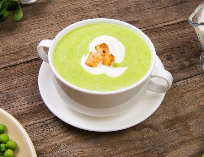 kopfsalat_und_erbsensuppe | © adobe.stock.com kopfsalat_und_erbsensuppe_rezept | © adobe.stock.com