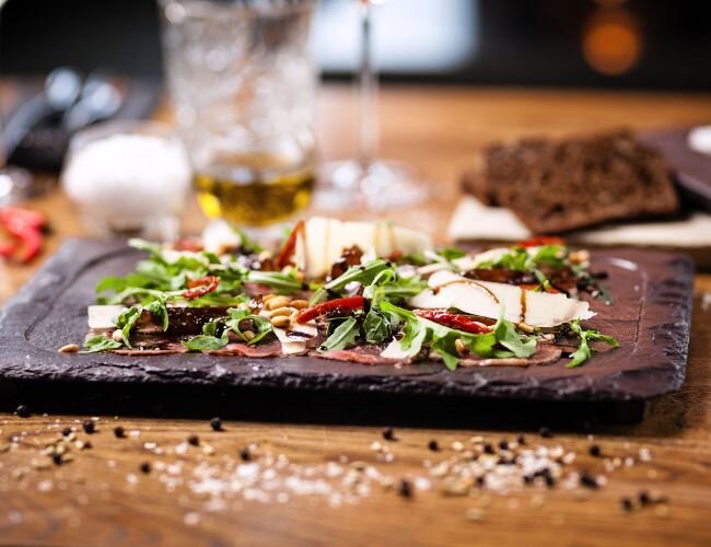 rucola_carpaccio_mit_antipasti | © stock.adobe.com