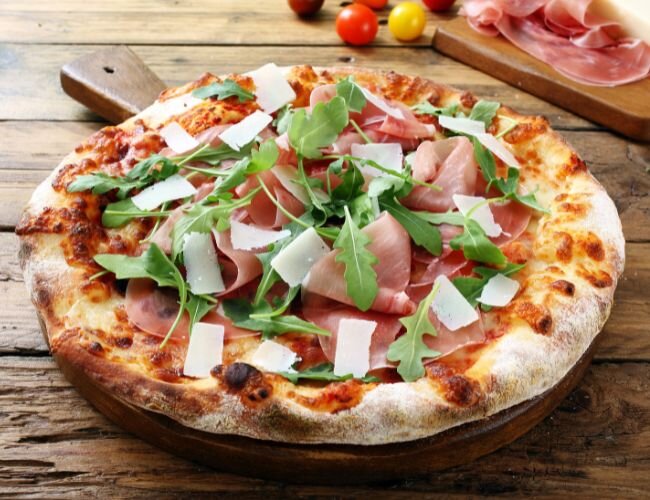 rucola_pizza_mit_prosciutto_und_gehobeltem_parmesan | © stock.adobe.com rucola_pizza_mit_prosciutto_und_gehobeltem_parmesan | © stock.adobe.com