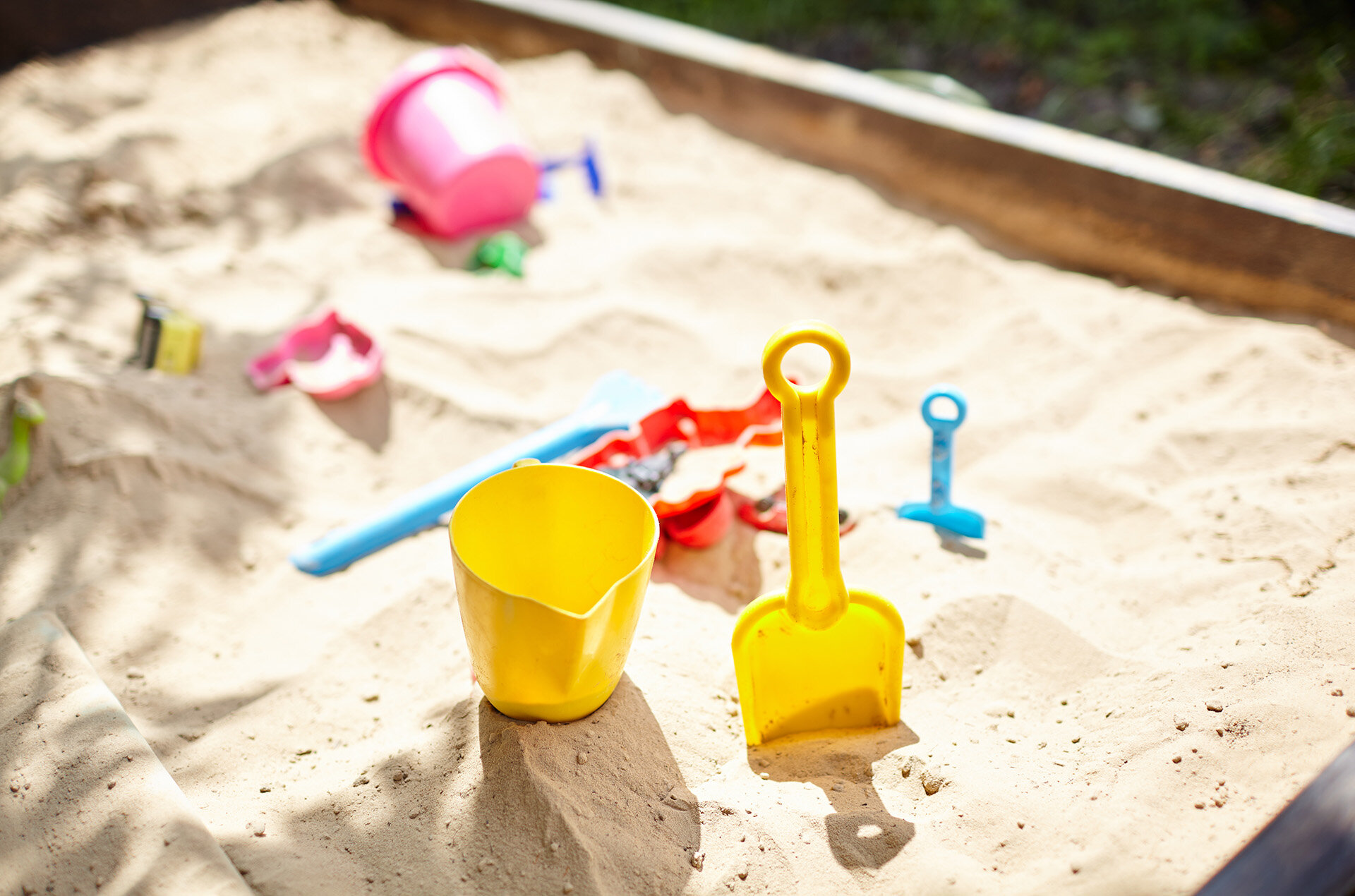 Spielsand für den Garten | © stock.adobe.com Worauf man bei der Auswahl von Spielsand achten sollte | © stock.adobe.com