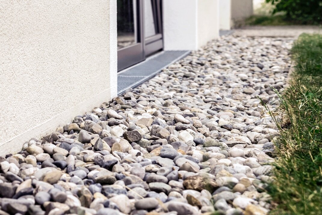 Spritzschutz für Haus und Garten | © stock.adobe.com Effektive Lösungen gegen Schmutz und Feuchtigkeit | © stock.adobe.com