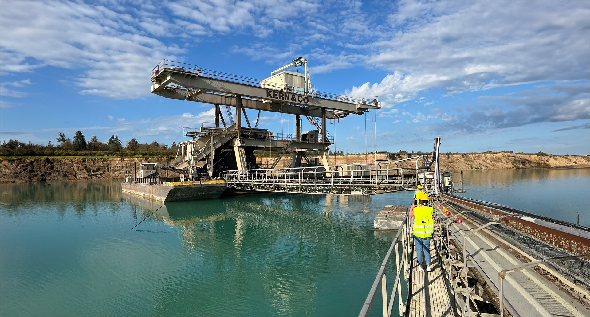 Industrielle Förderbrücke mit Bagger über Wasser | © Outbay.de